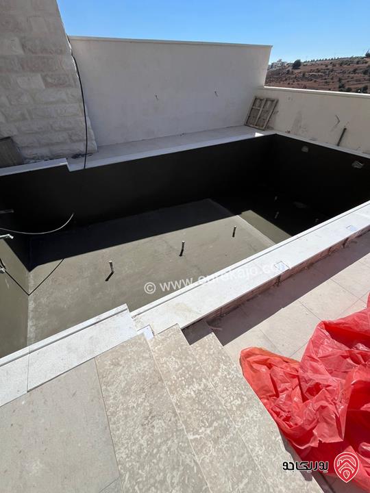 فيلا مساحة 700م على ارض 500م للبيع في عمان - دابوق بتشطيب فندقي مع مسبح خاص