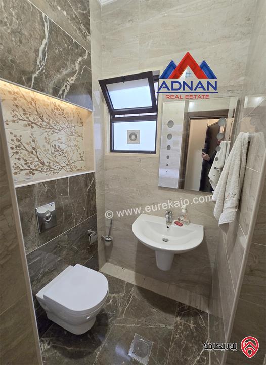 شقه طابق ثالث مساحة 190م مع رووف منفصل 50م للايجار السنوي في عمان - ام السماق