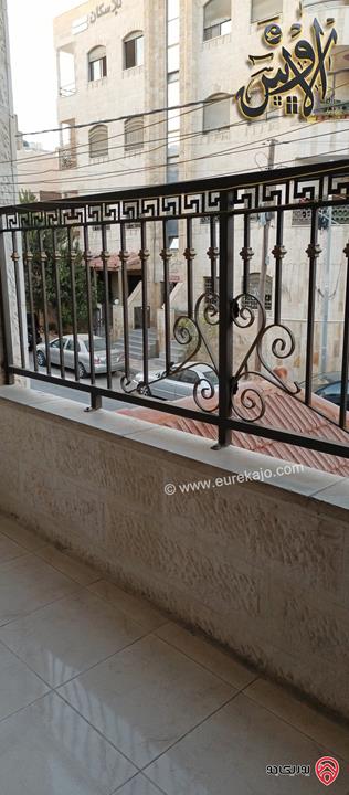 شقة طابق أول فني مساحة 150م للبيـع في الزرقاء - جبل طارق