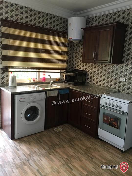 شقة طابق أول مساحة 80م مفروشة للبيع في اربد شارع الجامعة 