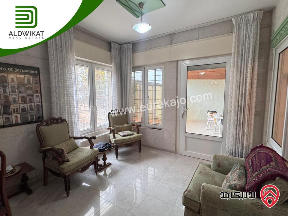 فيلا مستقلة مفروشة للبيع في عمان - خلدا مساحة البناء 580م ومساحة الارض 940م موقع اطلالة