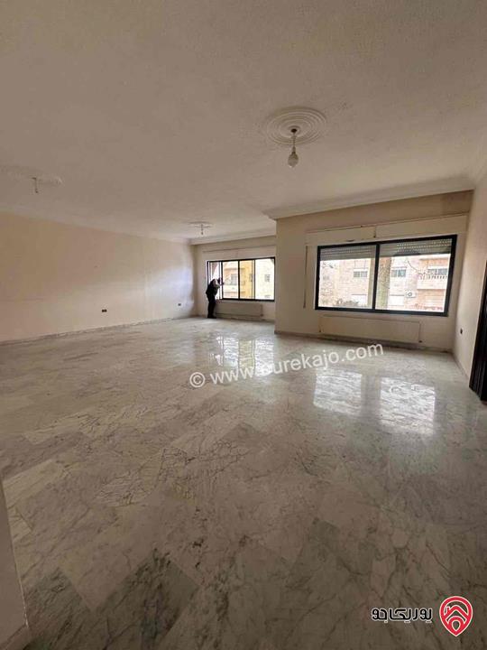 شقة طابق ثالث مساحة 300م للايجار في عمان - خلدا