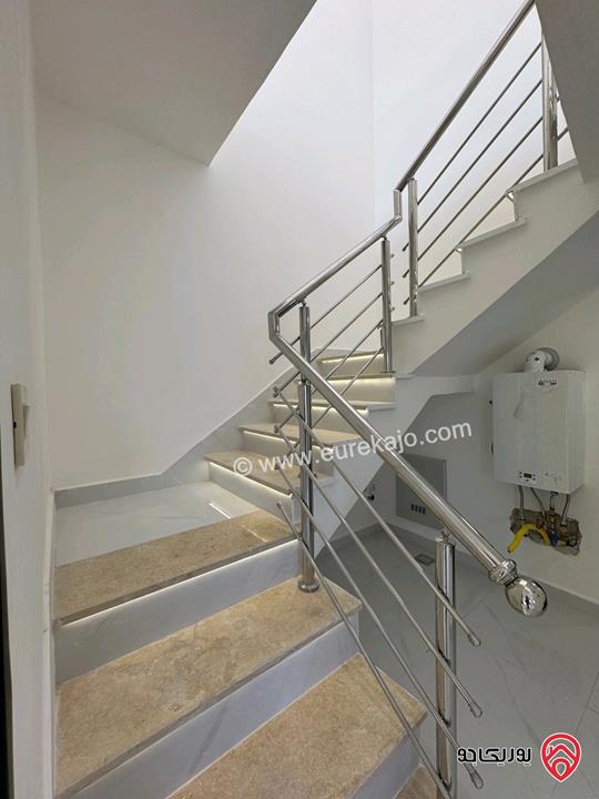 شقة طابق ثالث دوبلكس مساحة 190م للبيع في عمان - مرج الحمام طريق المطار بالقرب من كازية المناصير الظهير ومدارس العقيق من المالك مباشرة