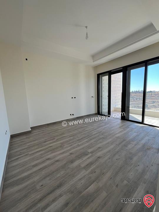 فيلا مساحة 700م على أرض 600م للبيع في عمان - دابوق باطلالة خلابة مع بركة سباحة