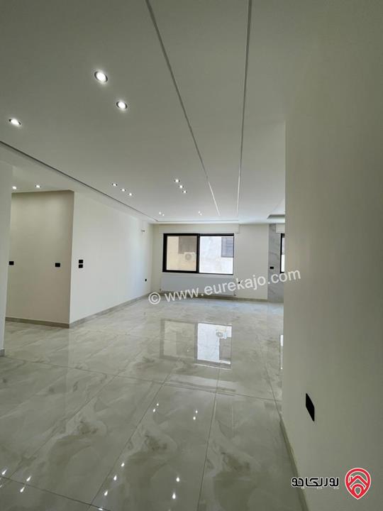 شقة تشطيب سوبر ديلوكس طابق أرضي مساحة 205م داخلي و 65م خارجي مع كراج ومدخل خاص للبيع في عمان - البنيات