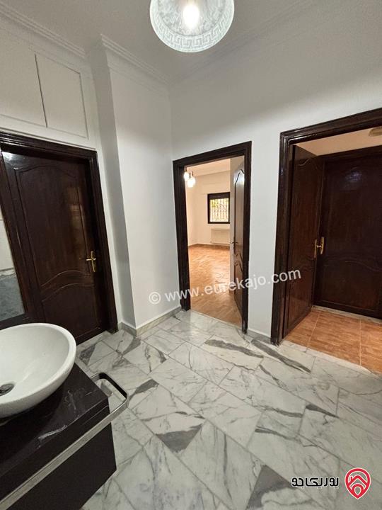 شقة سكنية طابق اول مساحة 242م للبيع في عمان - أم أذينة