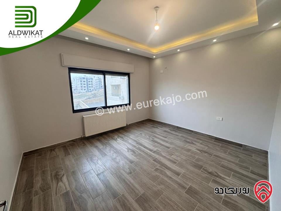 شقة طابق اول طابقية للبيع في عمان - على طريق المطار / حجار النوابلسه مساحة البناء 200م موقع اسكانات حديثة واطلالة