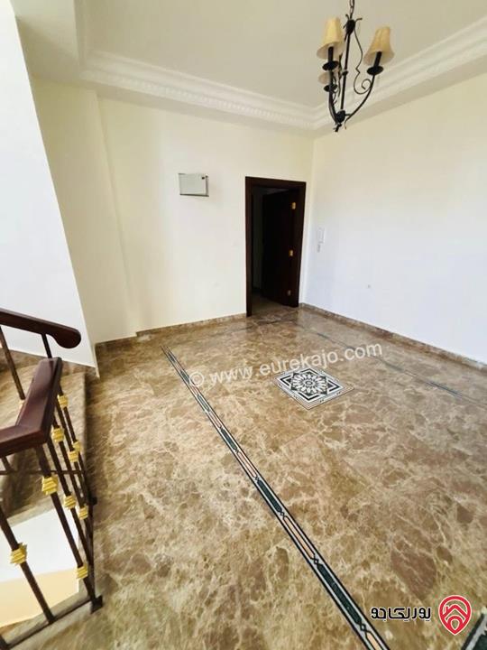 فيلا مساحة 900م على أرض 1 دونم و 150م للبيع في عمان - طريق المطار رجم عميش