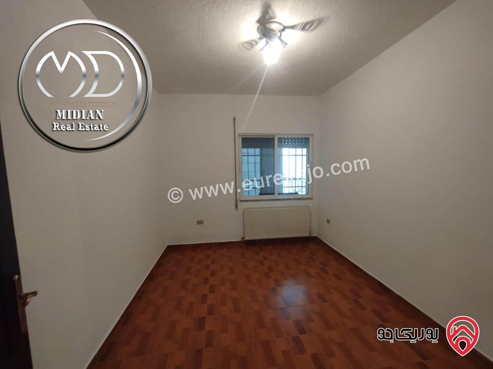 شقة للبيع في عمان - ام السماق طابق اول مساحة 215م 4 نوم تشطيبات سوبر ديلوكس اطلالة جميلة بسعر مميز جداً