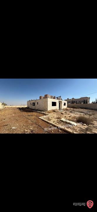قطعة أرض مساحة 2 دونم عليها منزل غير مشطب 200م للبيع في الزرقاء - جريبا