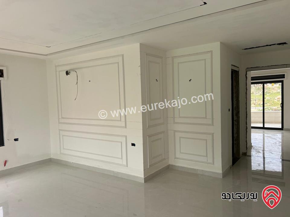 شقة طابقية جديدة ارضية مساحة 231م داخلي و90م ترسات وكراج سيارة خاص للبيع في عمان - الجبيهة - حي المنصور