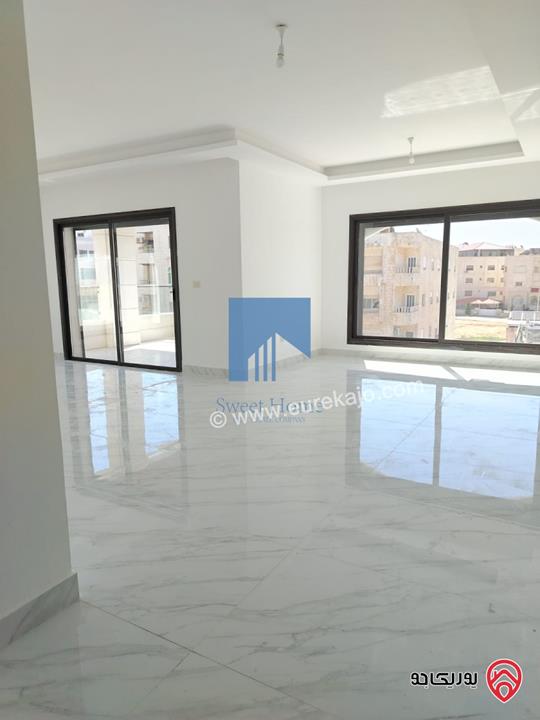 شقة فاخرة للبيع في عمان - خلدا قرب المدارس الإنجليزية طابق ثالث 280م مع روف دوبلكس 180م لم تسكن