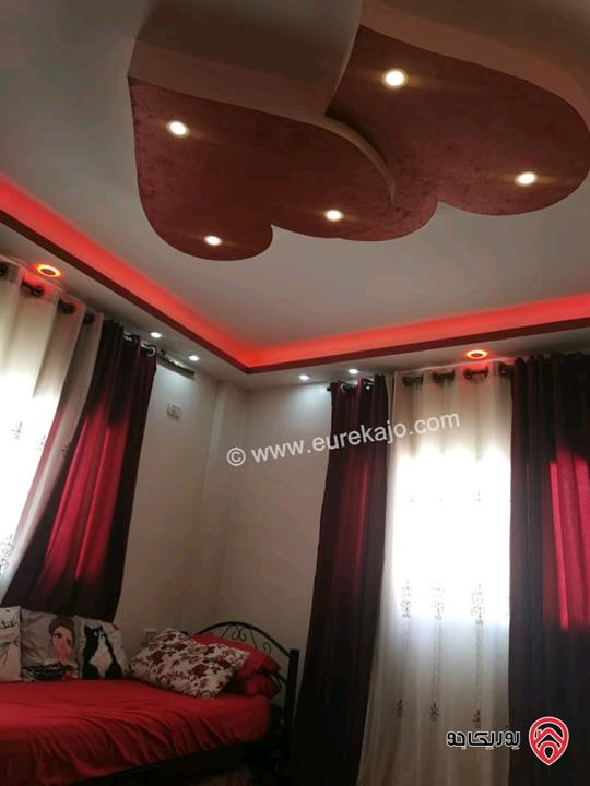 بيت طابقين مساحة 200م على أرض 600م للبيع في الزرقاء - الهاشمية الحي الشرقي عمر البناء 6 سنوات  