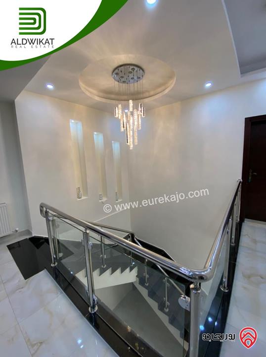 فيلا مستقلة للبيع في عمان - على طريق المطار / الغباشية مساحة البناء 1000م ومساحة الارض 1240م موقع مميز على شارعين