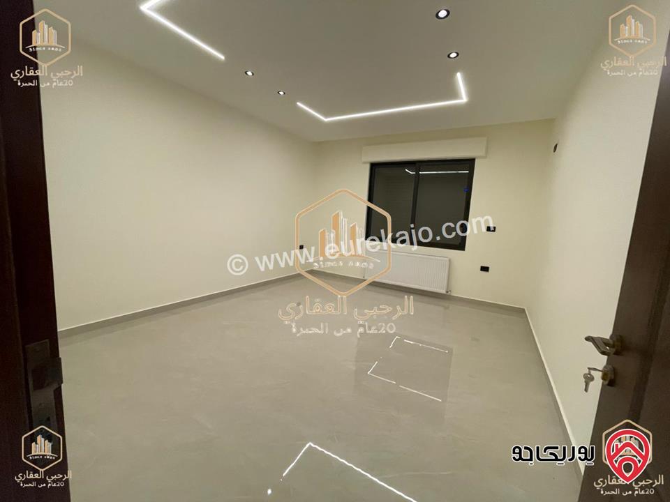 شقة فارغة أرضية مساحة 225م داخلي و 200م خارجي للايجار في عمان - الجبيهة