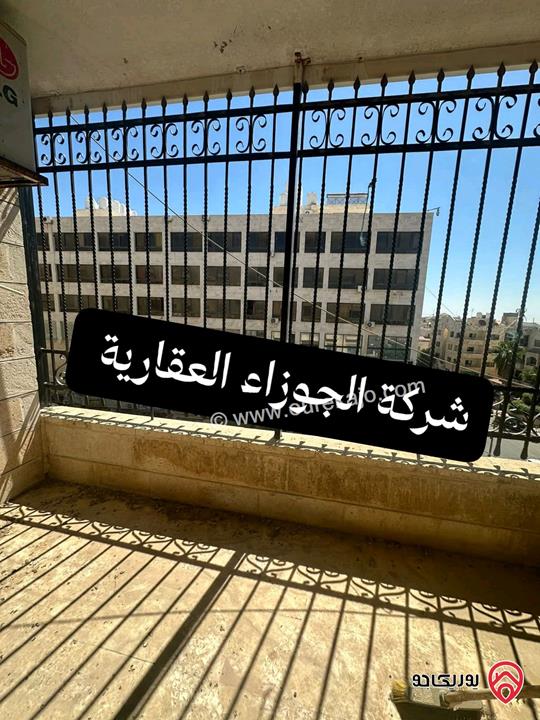 شقة فارغة مساحة 200م طابق ثالث للايجار في عمان - منطقة الرابية 