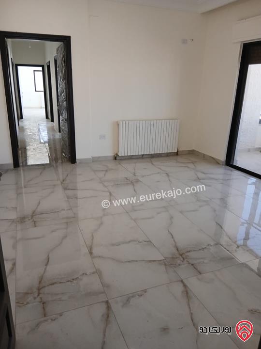 شقة طابق ثالث مساحة 244م للبيع في عمان - الرابية