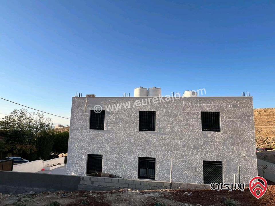 منزل مستقل بناء جديد طابقين مساحة 330م على أرض 521م للبيع شمال عمان شارع الاردن صافوط