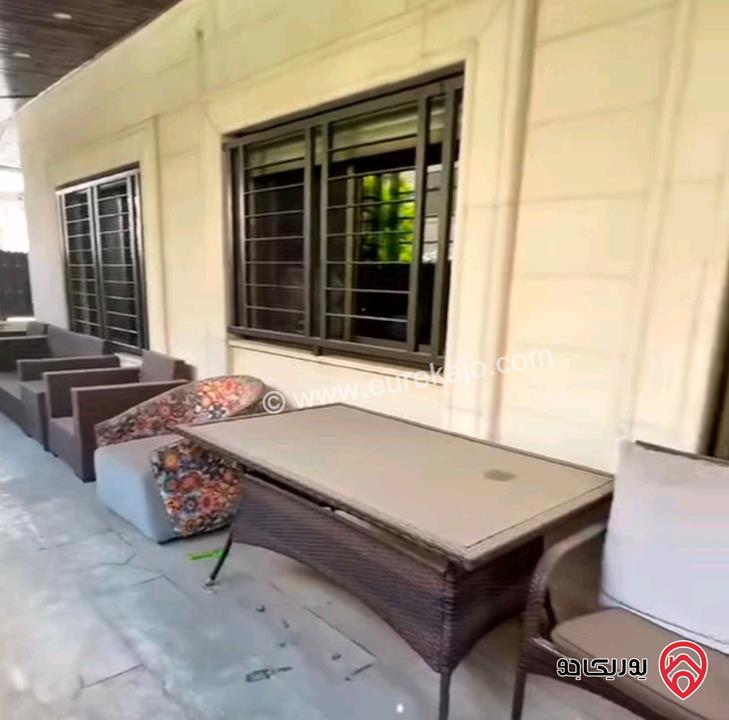 شقة ارضية مفروشة مساحة 135م داخلي و 50م خارجي للبيع في عمان - الرابية مخدومة ومنطقة هادئة