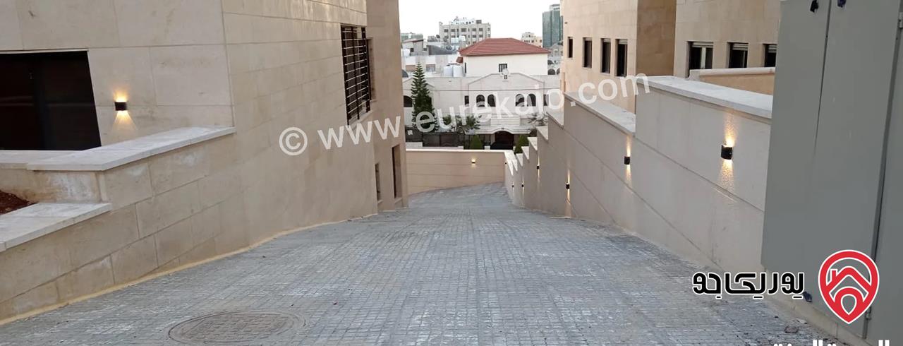 شقة ثالث مع روف مساحة 166م للبيع في عمان - الرابية 