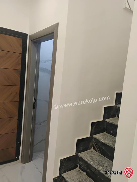 شقة طابق ثالث مع روف مساحة 190م مع ترس 110م للبيع بالأقساط في الزرقاء الجديدة