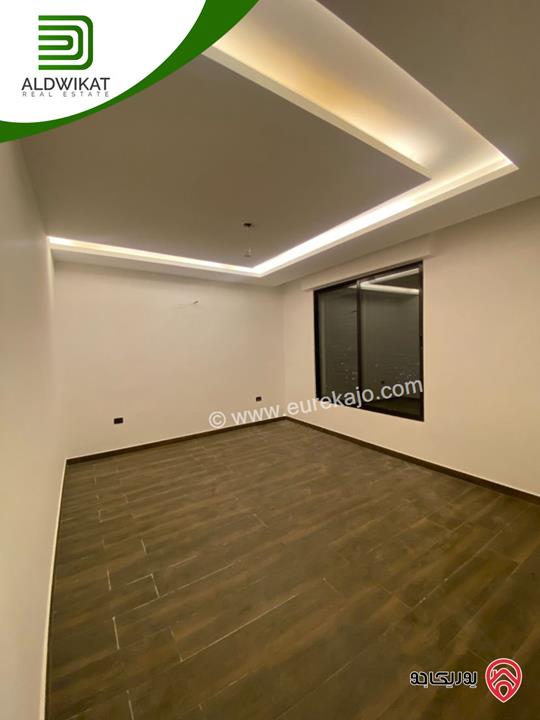 شقة مميزه للبيع في عمان - الجبيهة شبه ارضي اطلالة بانوراما على مطل الجبيهه مساحة البناء 192م ومساحة الترس 25م بلكونه 30م