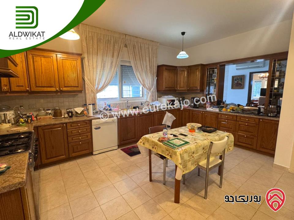 فيلا مستقلة مفروشة للبيع في عمان - خلدا مساحة البناء 580م ومساحة الارض 940م موقع اطلالة