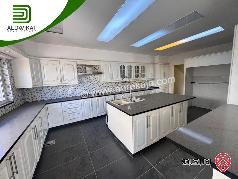 شقة طابق ثاني طابقية للبيع في عمان - دير غبار مساحة 265م ومساحة الترس 10م موقع اطلالة