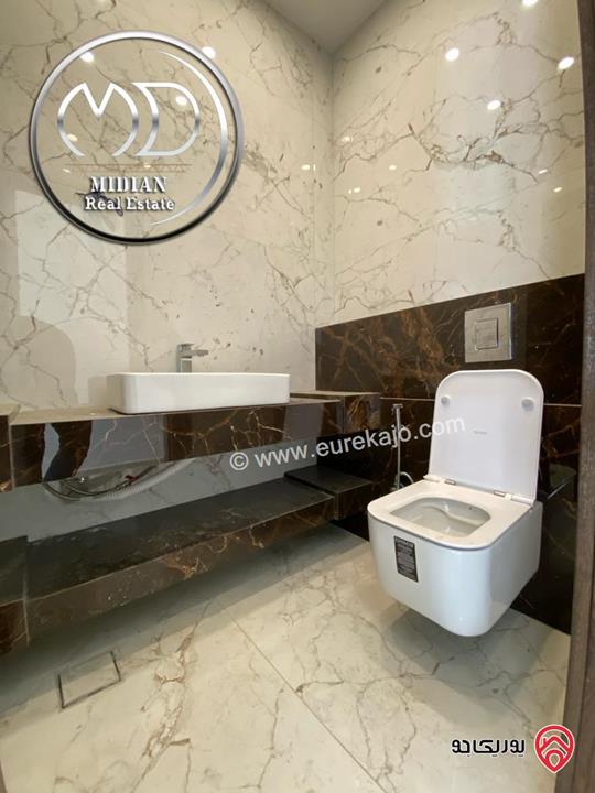 شقة شبه ارضي جديدة للبيع في عمان - الجندويل مساحة 180م مع ترس و حديقة 100م تشطيبات و ديكورات فاخرة بسعر مميز جداً