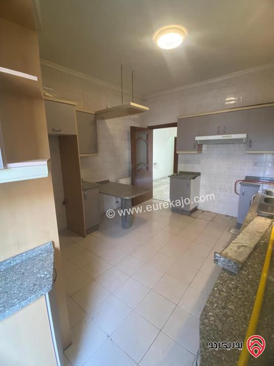 شقة طابق ثالث مساحة 180م للبيع في عمان - الرابية