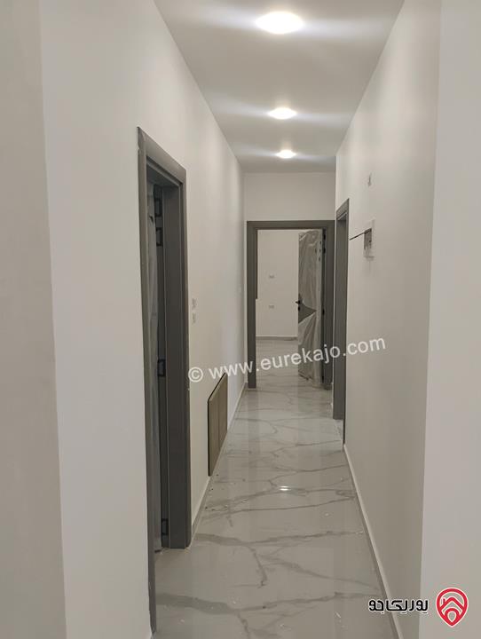 شقة طابق ثالث مع روف مساحة 190م مع ترس 110م للبيع بالأقساط في الزرقاء الجديدة