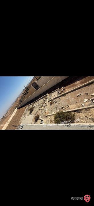 قطعة أرض مساحة 2 دونم عليها منزل غير مشطب 200م للبيع في الزرقاء - جريبا