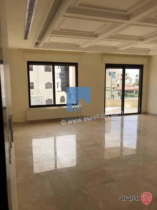 شقة طابقية فاخرة طابق اول مساحة 235م للبيع في عمان - الجندويل تشطيب سوبر ديلوكس لم تسكن
