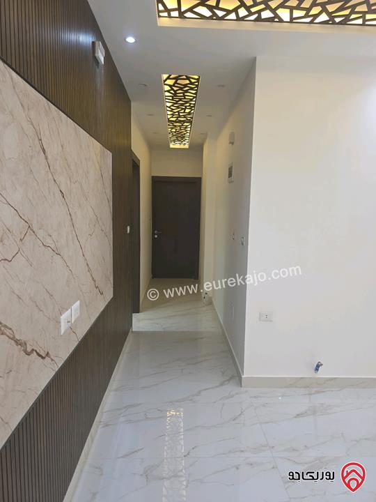 شقة شبه ارضي واسعة مساحة 185م داخلي وخارجي 220م ومشمسة تشطيبات ديلوكس للبيع في عمان - شفا بدران