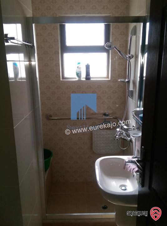 شقة مفروشة فاخرة طابق ثالث 145م مع روف 85م للبيع في عمان - عبدون 