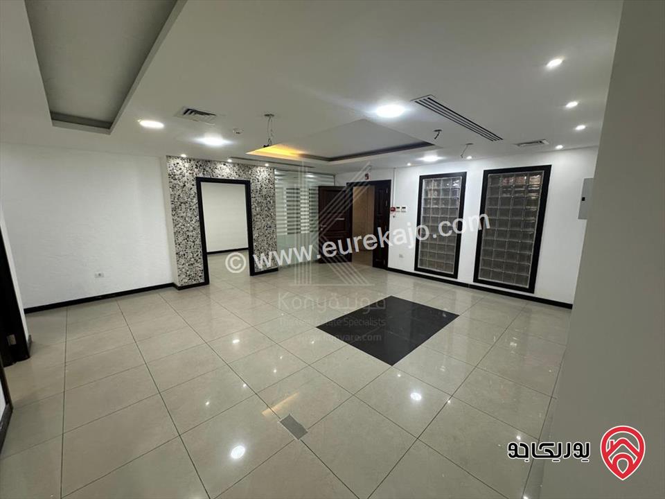 مكتب تجاري فاخر مساحة 235م طابق أول للايجار في عمان - أم السماق شارع مكة