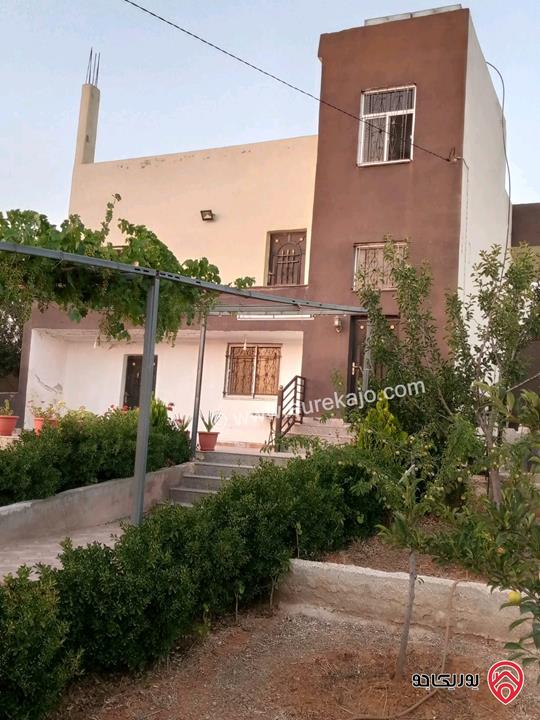 مزرعة مساحة الأرض 618م والبناء 100م للبيع في المفرق