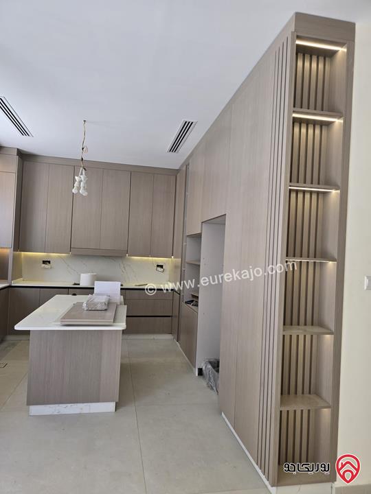 شقة فاخرة شبه ارضية مساحة 250م داخلي و 300م خارجي للإيجار في عمان -  دابوق 