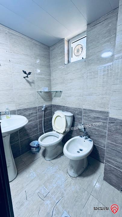 شقة فارغة طابق رابع بدون مصعد مساحة 100م للإيجار في عمان - مرج الحمام من المالك مباشرة 