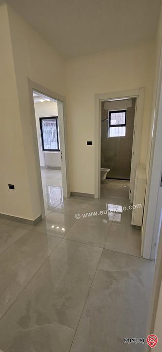 شقة مميزة طابق أرضي دوبلكس مساحة 287م داخلي و 240م خارجي للبيع في عمان - الجندويل