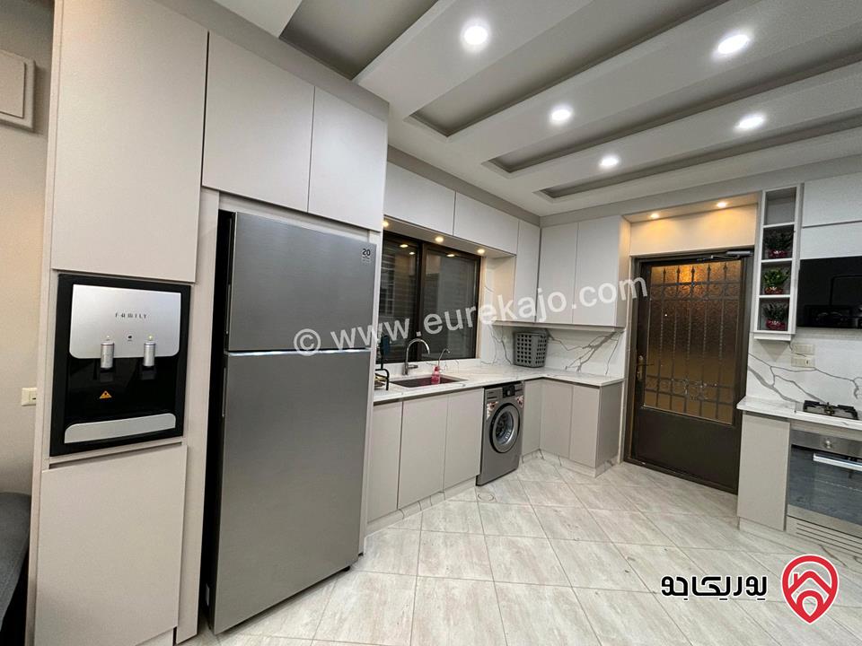 شقة كبيرة مساحة 200م داخلي مع ترس 120م للايجار مفروشة في عمان - الجبيهة حي المنصور