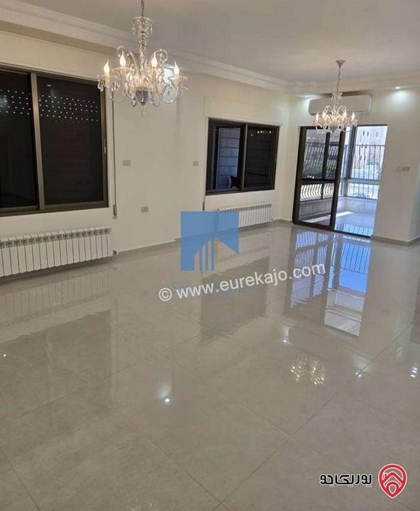 شقة طابقية مميزة للبيع في عمان - أم السماق طابق ثالث 230م مع روف 130م 