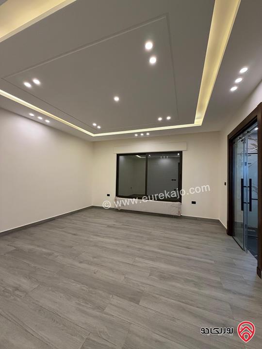 شقة طابق ارضي مساحة 247م مع ترس 40م سوبر ديلوكس للبيع في عمان - طريق المطار 