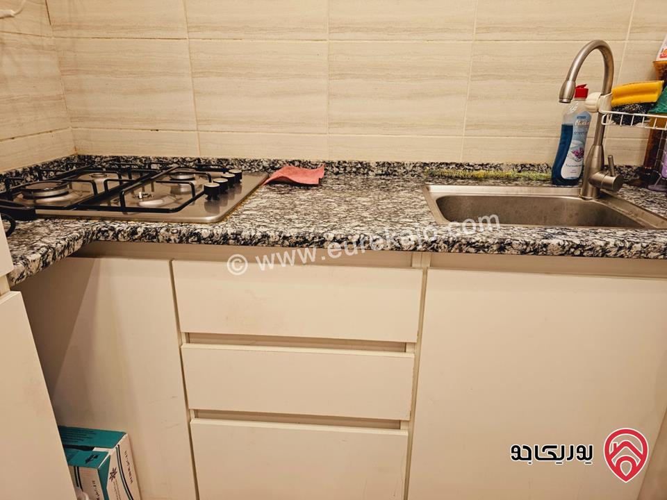 شقة سوبر ديلوكس مساحة 273م طابق أرضي مع مساحة خارجية 90م للبيع مفروشة في الجبيهة 