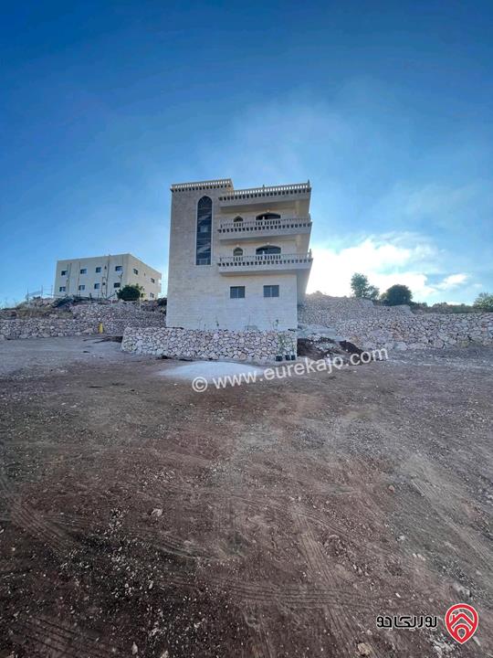 بيت حجر كامل 3 طوابق مساحة 300م ومساحة الأرض 2200م للبيع في عجلون عبين وعبلين 