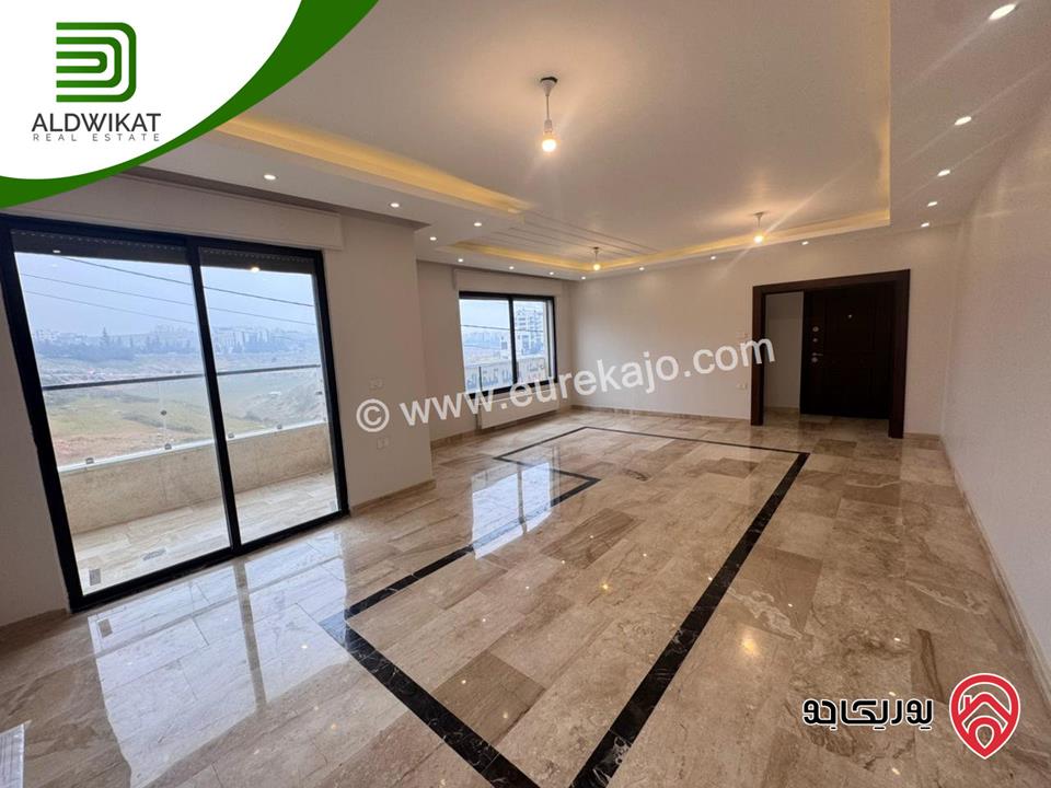 شقة طابق اول طابقية للبيع في عمان - على طريق المطار / حجار النوابلسه مساحة البناء 200م موقع اسكانات حديثة واطلالة