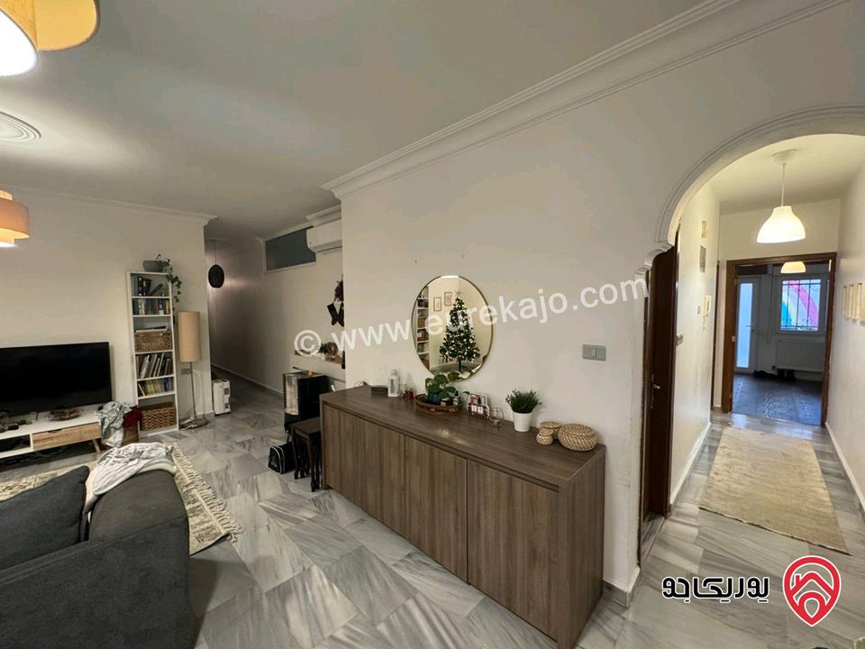 شقة شبه أرضية مساحة 126م داخلي و 100م خارجي للبيع مفروشة في عمان - الجندويل