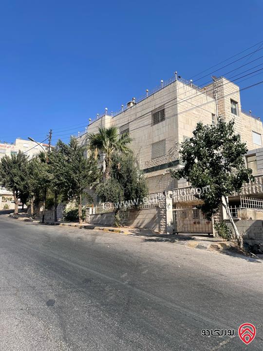 فيلا 3 طوابق على أرض 1 دونم و 19م للبيع في عمان - الجبيهة