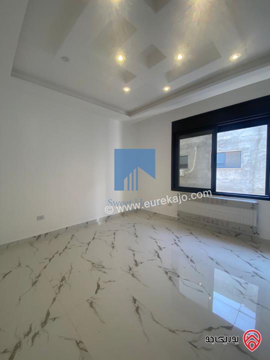 شقة أرضية فاخرة للبيع في عمان - خلدا قرب إشارة البنك العربي ومركز زها 220م مع ترس 50م لم تسكن