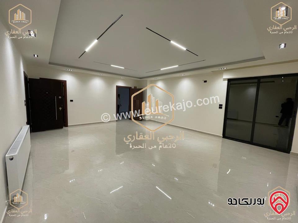 شقة فارغة أرضية مساحة 225م داخلي و 200م خارجي للايجار في عمان - الجبيهة
